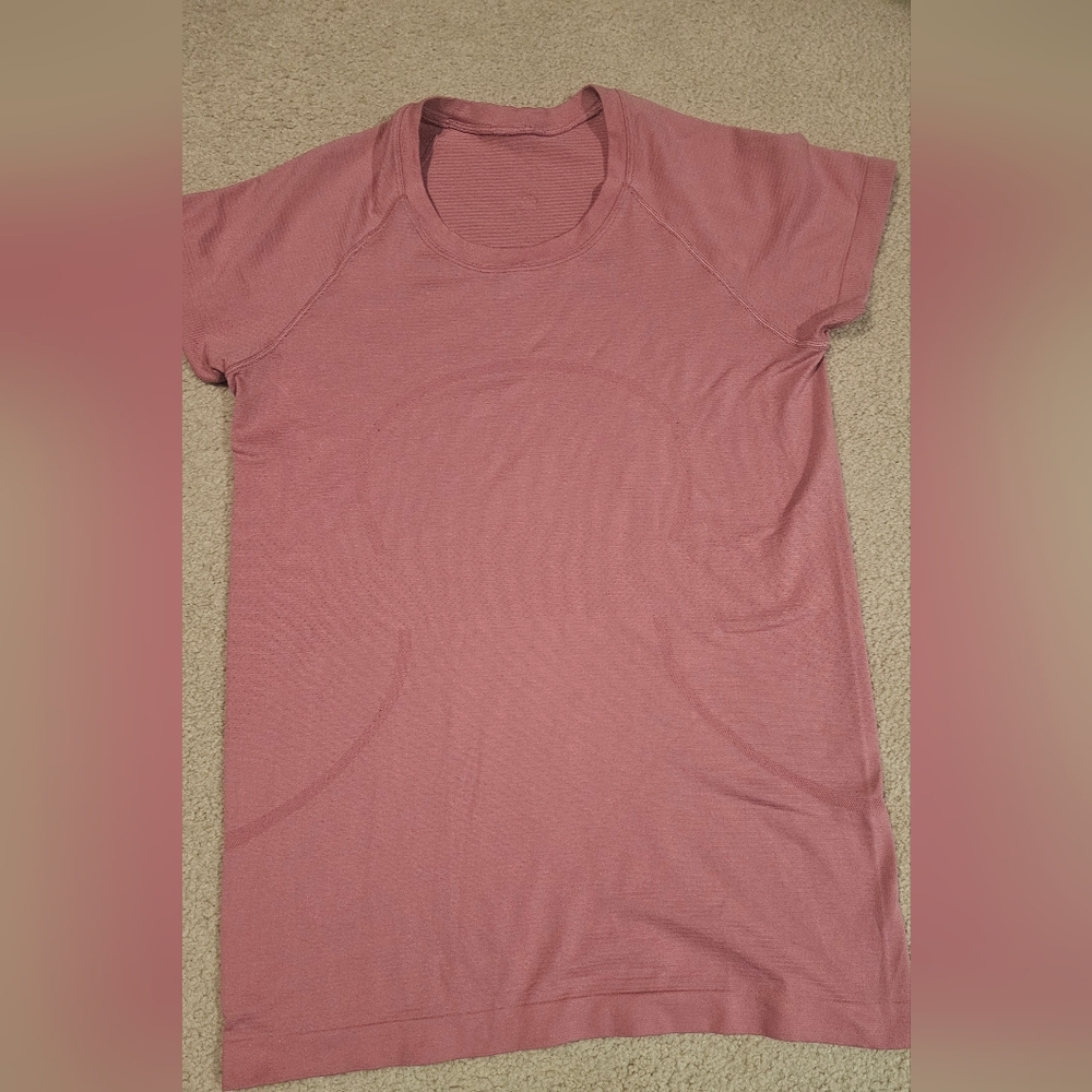 Lululemon Swiftly Tech Short Sleeve 2.0 shirt in a pink/mauve color Size 10 - Picture 4 of 8